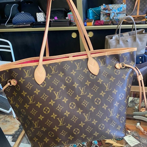 Authentic Louis Vuitton Pink Monogram V Neverfulll MM - Picture 6 of 14